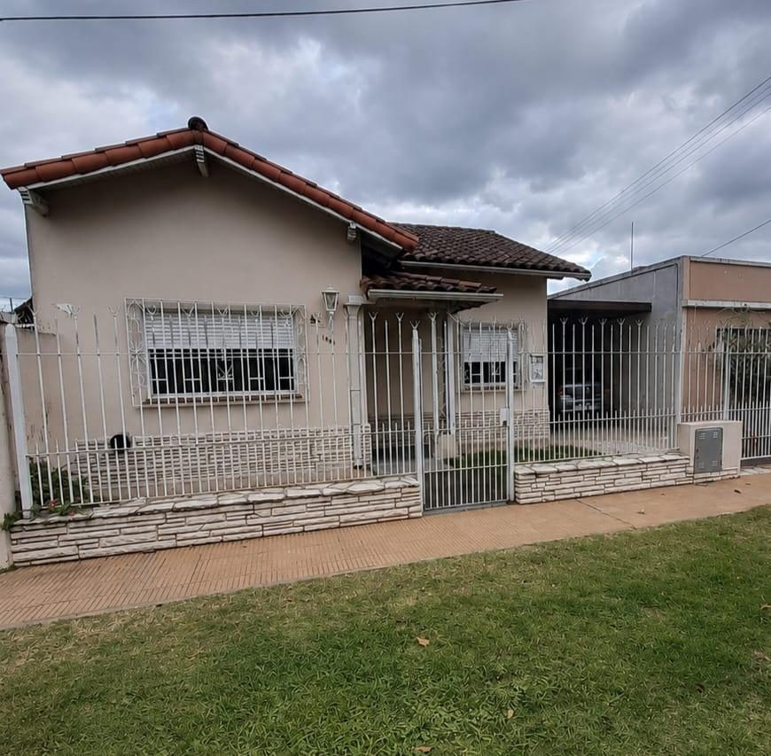 Casa en venta con cochera en Bella Vista