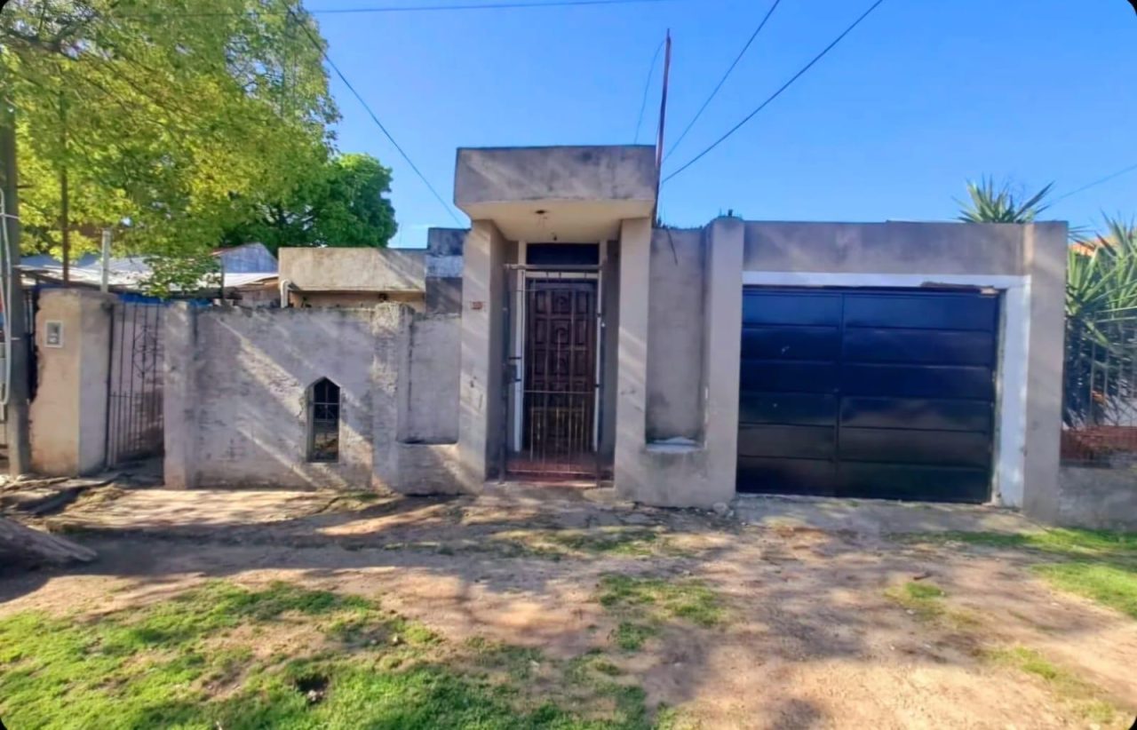 Casa 4 ambientes  en venta con cochera en Grand Bourg