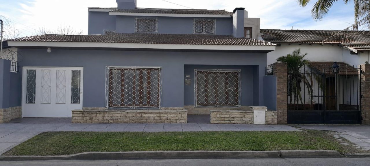 Casa en venta c/ cochera en Muñiz